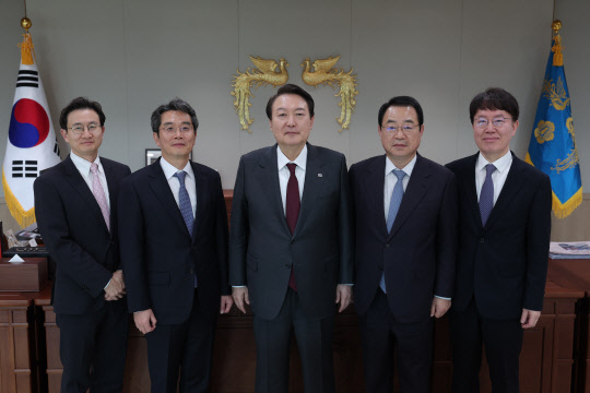윤석열 대통령이 지난 7일 서울 용산 대통령실 청사에서 한국법학교수회 임원진과 간담회를 한 뒤 정영환 회장 등과 기념촬영을 하고 있다. 왼쪽부터 이계정 이사, 조홍식 현 수석부회장 겸 차기 회장, 윤 대통령, 정영환 회장, 김진각 자문위원. 대통령실 제공